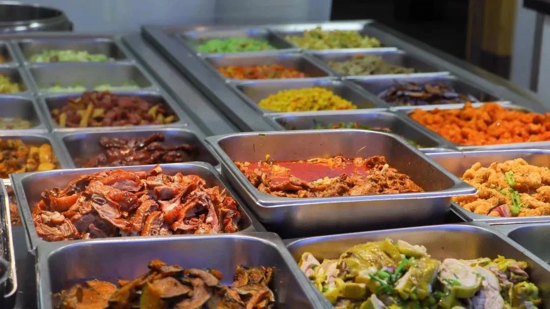 Crosfuniversity's tweet photo. School is about to start. Have you decided what to eat?
Zhejiang Industry and Commerce Vocational and Technical College sent students photos of the school's food before the start of the semester to jog their memories.
#food #chinesefood #chinaceec #backtoschool #zhejiang https://t.co/FnDJHuyyf2