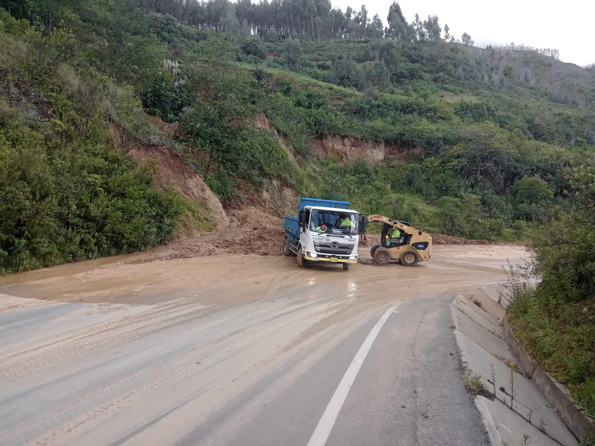 MTC_GobPeru's tweet photo. 🚜 #MTContigo | Con el objetivo de liberar las vías en la Interoceánica Tramo 1, el MTC coordinó con la Policía para que resguarden la maquinaria del concesionario Survial y puedan limpiar los montículos y rocas que dejaron un grupo de manifestantes en Abancay. https://t.co/TArrIS5BSv
