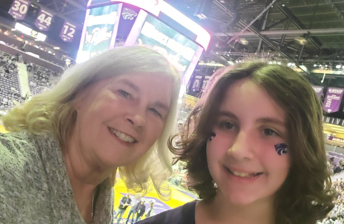 kluger71's tweet photo. Wonderful to be able to take my granddaughter to a Wildcat basketball game!! She is so excited to watch number 11. #KSTATEMBB
#EMAW https://t.co/r0NH3uilSk