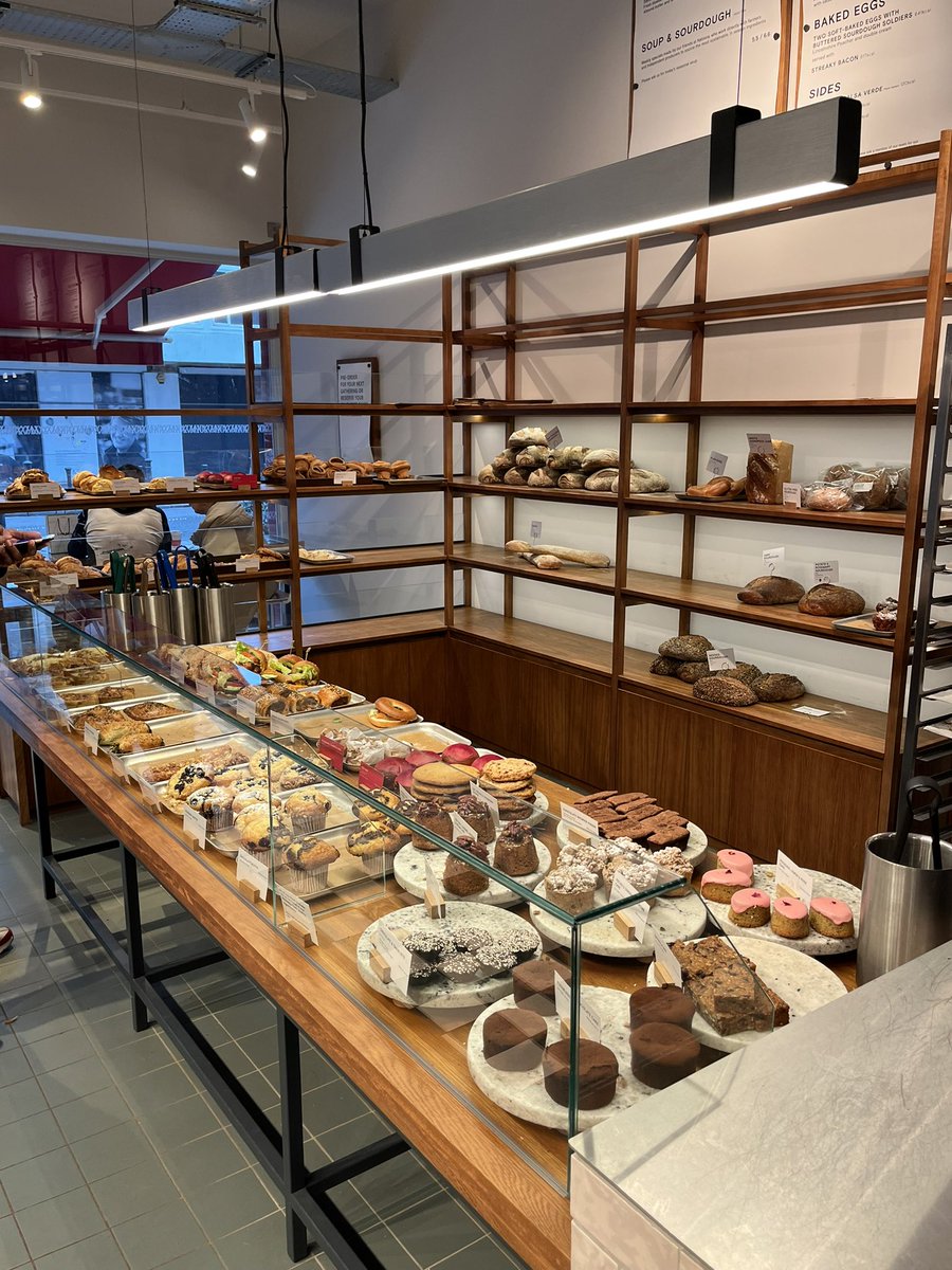 AlanFromLondon's tweet image. Enjoyable afternoon at a recently opened #GAILsBakery. I had a #CinnamonBun, which was massive and tasted like churros! 😋👌