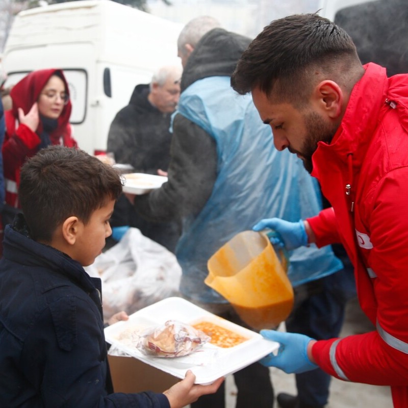 Survivors of the earthquakes in Turkey and Syria urgently need assistance. People have been left homeless in freezing conditions, so providing hot meals is a key priority. 👪 £50 could provide food for a family for 20 days. Donate: dec.org.uk