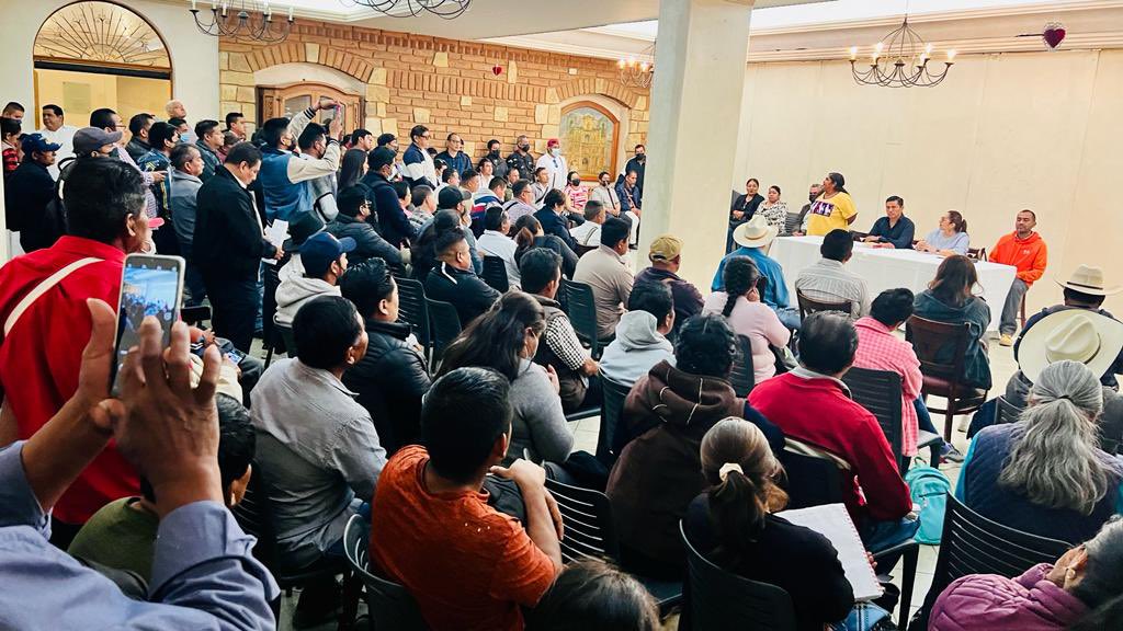 lopezneliolenin's tweet photo. ¡Estamos comprometidos con la #PrimaveraOaxaqueña; arrancamos!

Sostuvimos una extraordinaria reunión con más de 100 autoridades municipales, Presidentas (es) regidoras (es) y agentes de todas las regiones del Estado para acompañarles en su gestión.

Somos el #PoderTerritorial https://t.co/FDR9vHuZln