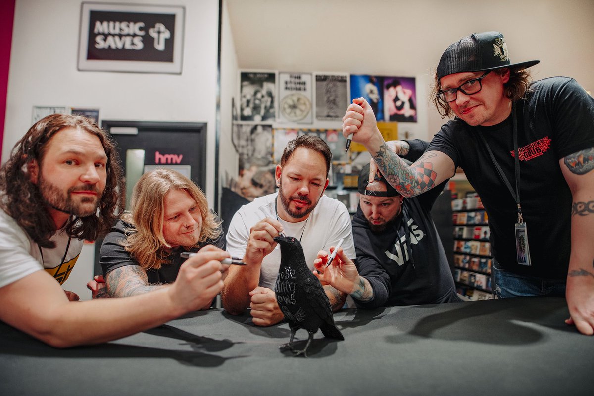 Ah Crowfamily, what a great afternoon seeing you all at <a href="/hmvtweets/">hmv</a> Manchester 🔥 

Make sure you get to one of our other instores at the link below 👇🏻 

linktr.ee/crows_live