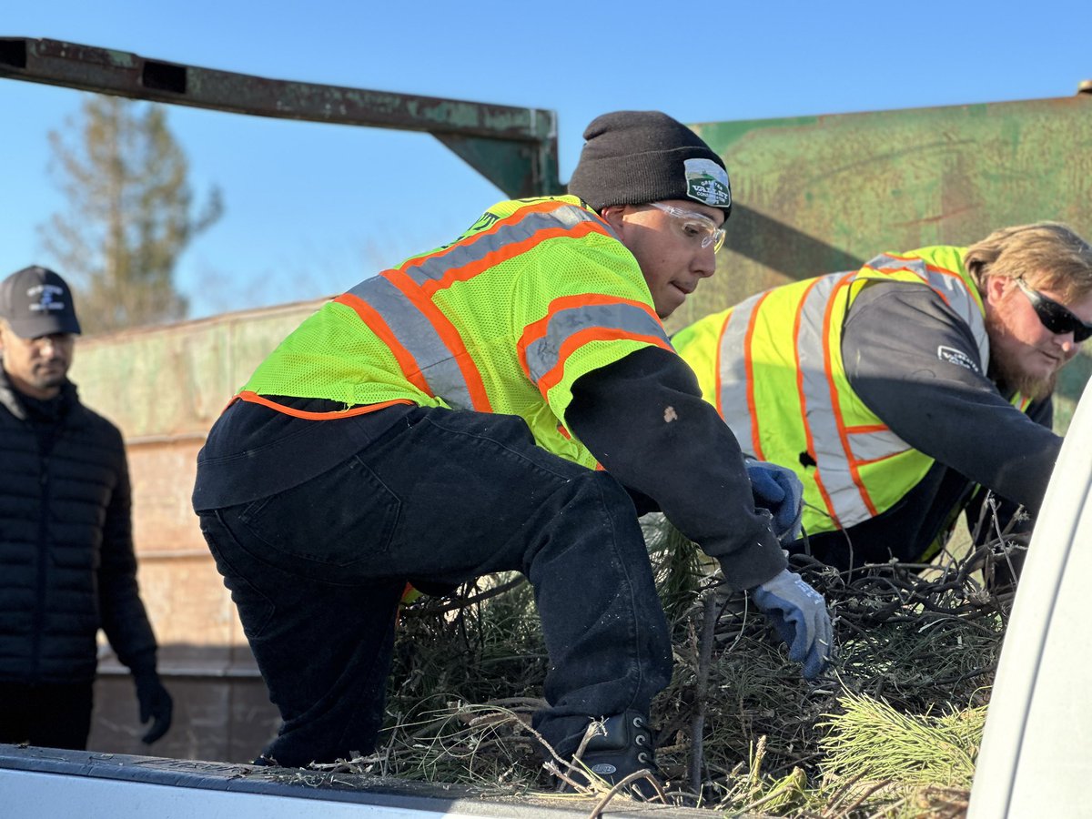 kevinjlincoln's tweet photo. Our #cleancityinitiative live in action this morning at the City of Stockton Drive-Thru Recycling event at Weston Ranch High School๐ซง๐โป๏ธ
#keepinitclean #cleanStockton #OneStockton https://t.co/d7tApaKlWm