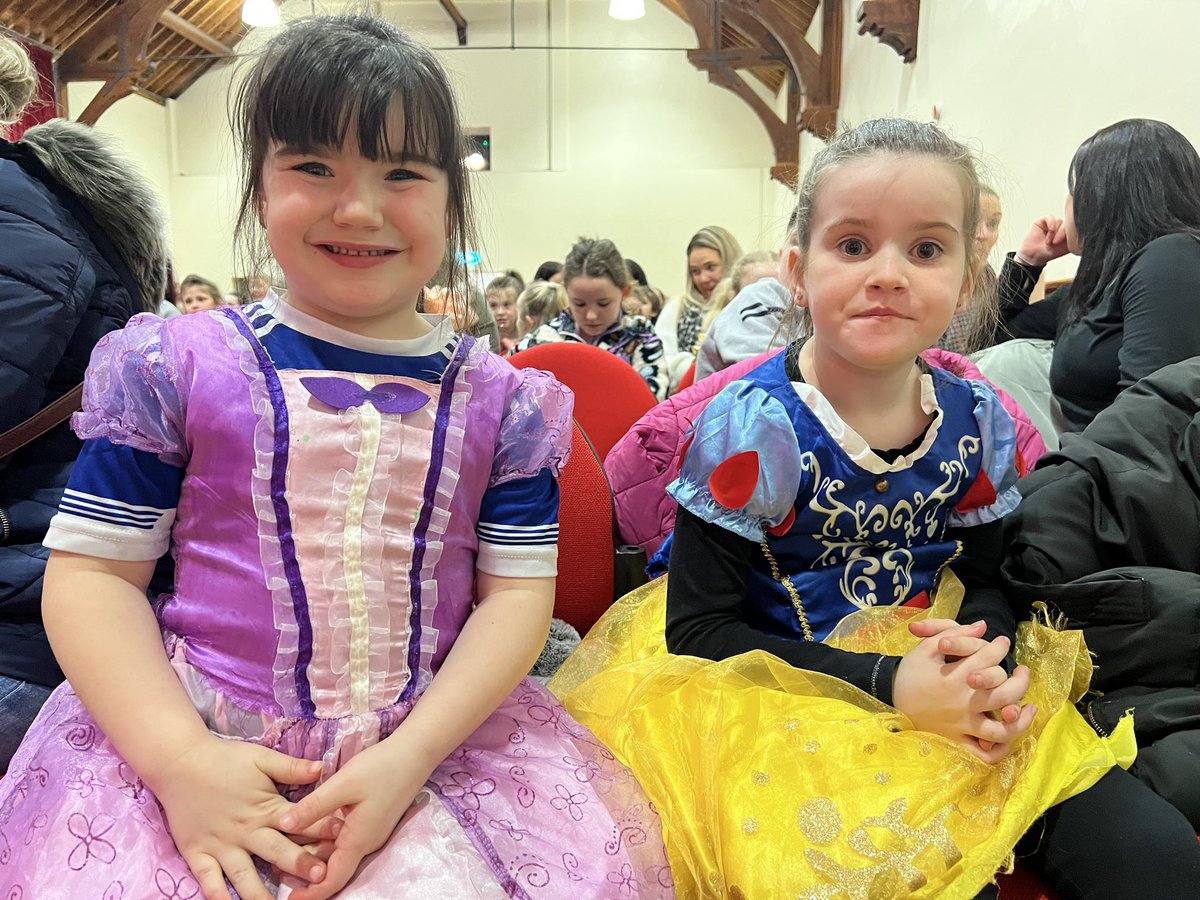 ClubPanto's tweet photo. 🍎Many Beautiful Snow White’s at the Matinee Today, we had Lily, Aoibh, Ella and Katie ❤️
Hope you enjoyed the show, and had fun booing that Evil Queen. 
There are some tickets still available for tonights show 
#WeLovePanto #Warrenpoint #local #evilqueen 
#ohnoitsnot #boo https://t.co/iTMBhE8oTw