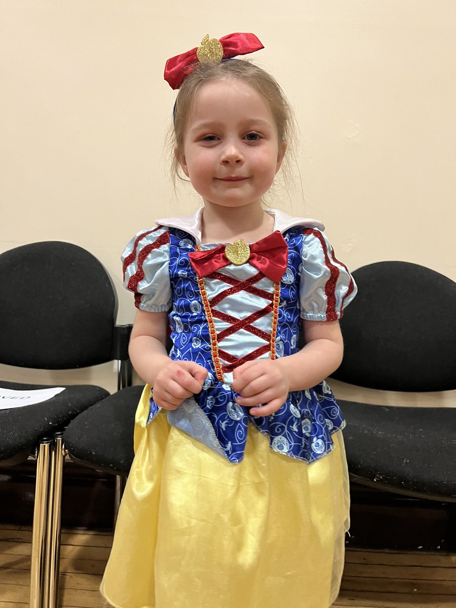 ClubPanto's tweet photo. 🍎Many Beautiful Snow White’s at the Matinee Today, we had Lily, Aoibh, Ella and Katie ❤️
Hope you enjoyed the show, and had fun booing that Evil Queen. 
There are some tickets still available for tonights show 
#WeLovePanto #Warrenpoint #local #evilqueen 
#ohnoitsnot #boo https://t.co/iTMBhE8oTw