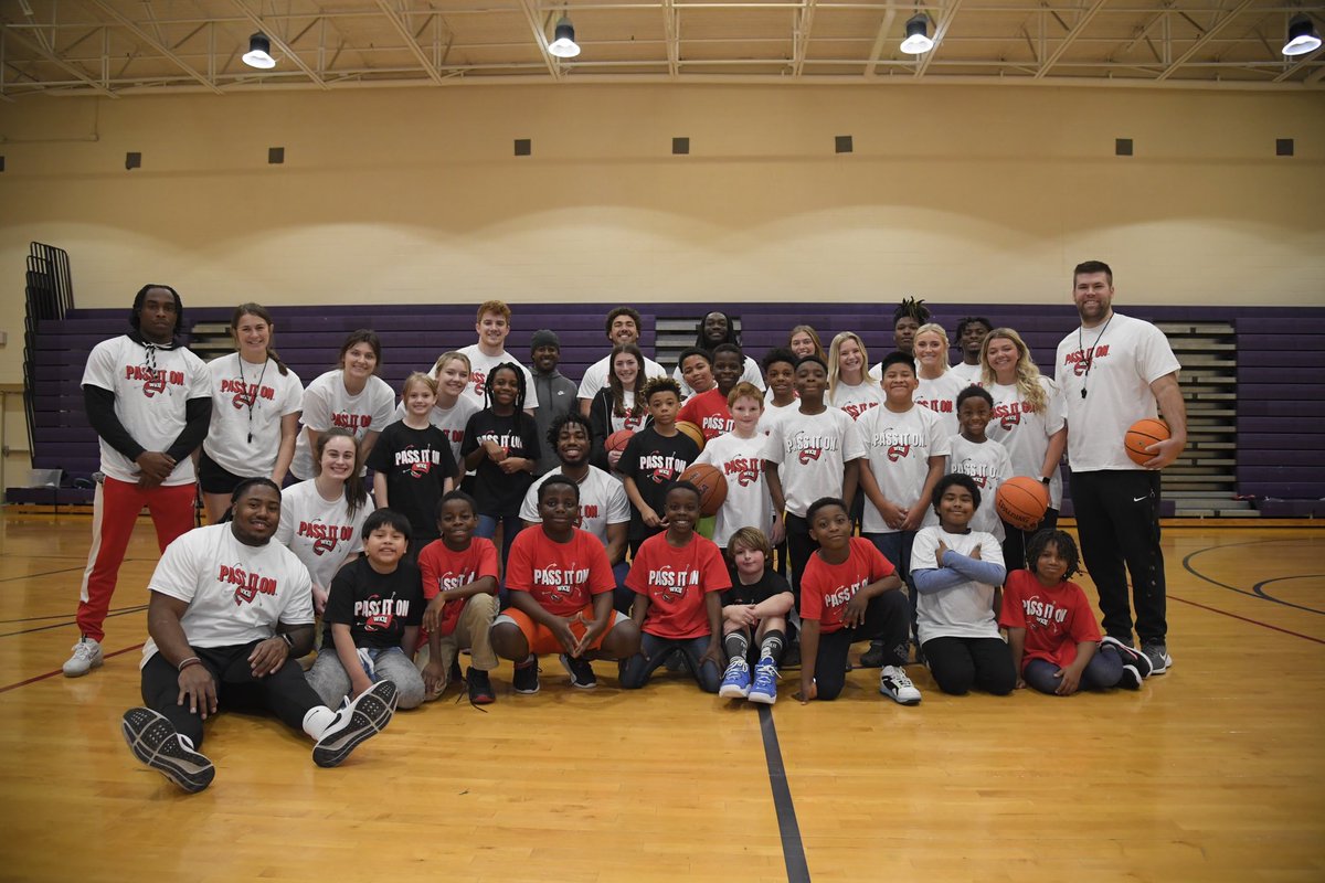 HilltopperCLIMB's tweet photo. 𝙋𝙖𝙨𝙨 𝙄𝙩 𝙊𝙣 🏀 

Today @WKUSports student-athletes launched the Pass It On Leadership Academy teaching leadership skills through basketball at @PBC_Elementary ! 🔴

Today’s lesson was “Everyone has a role”! Excited to continue this program next week!
#HilltoppersWithHeart https://t.co/pqPsmWSDqt