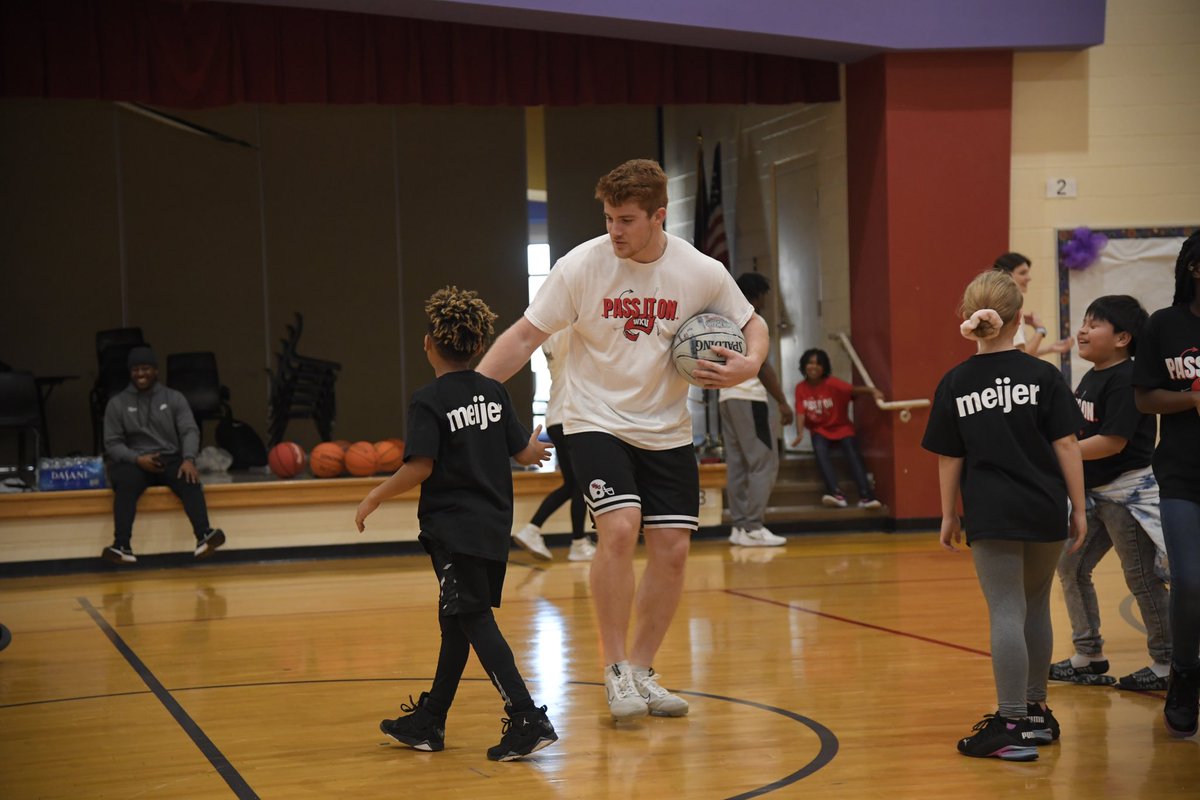 The Hilltopper CLIMB (@hilltopperclimb) on Twitter photo ๐๐๐จ๐จ ๐๐ฉ ๐๐ฃ ๐
Today <a href="/WKUSports/">WKU Sports</a> student-athletes launched the Pass It On Leadership Academy teaching leadership skills through basketball at <a href="/PBC_Elementary/">Parker-Bennett-Curry</a> ! ๐ด
Todayโs lesson was โEveryone has a roleโ! Excited to continue this program next week!
#HilltoppersWithHeart ๐๐๐จ๐จ ๐๐ฉ ๐๐ฃ ๐
Today <a href="/WKUSports/">WKU Sports</a> student-athletes launched the Pass It On Leadership Academy teaching leadership skills through basketball at <a href="/PBC_Elementary/">Parker-Bennett-Curry</a> ! ๐ด
Todayโs lesson was โEveryone has a roleโ! Excited to continue this program next week!
#HilltoppersWithHeart