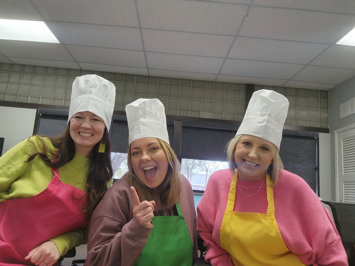 MeagFloyd's tweet photo. Putting some finishing touches on our Recharge session with @CourtLead  and @Surovik76! #stickylearning #letsgetsticky https://t.co/PTltimLnm5