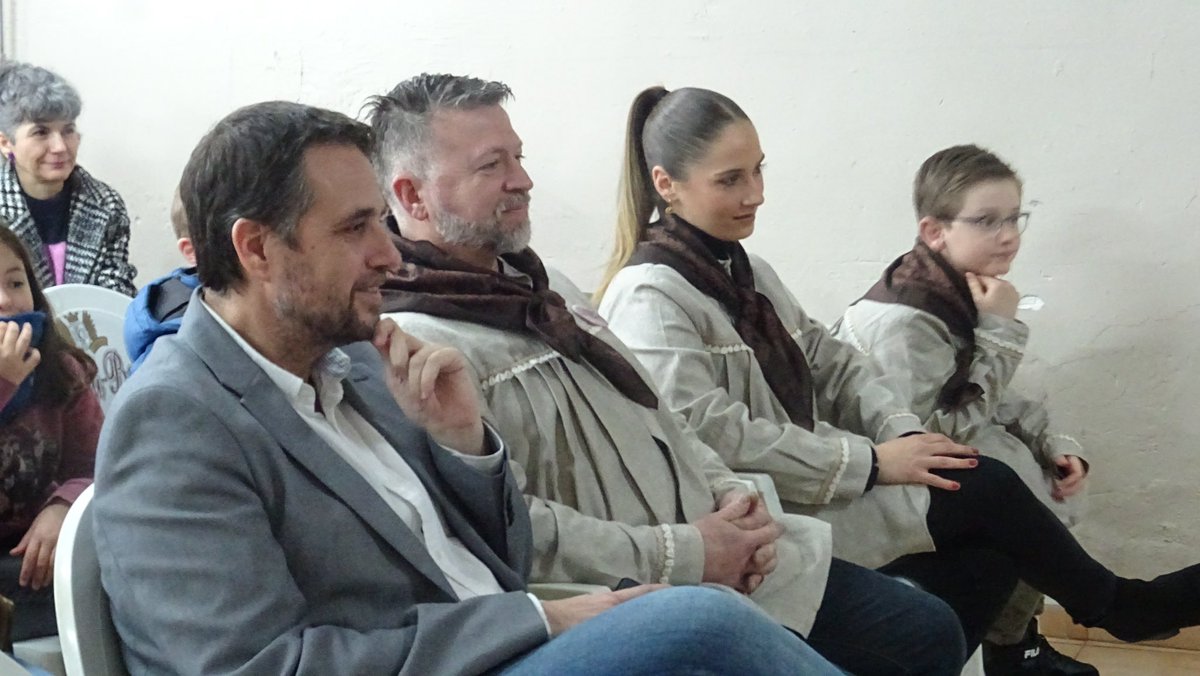 FallaPlazaJesus's tweet photo. Ahir va tindre lloc, en el nostre casal, la presentació de llibrets. Reberem visites especials i ho passárem molt bé.
Ja queda menys per a veure #fakenews i #infinitats com a protagonistes de la nostra plaça 🤘🏼🥳 https://t.co/8H65EI0ej8