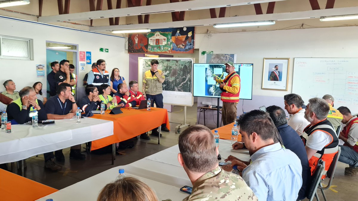 CONAFBiobio's tweet photo. 🔴 AHORA: Para evaluar la situación del incendio Santa Ana, que hoy afecta a #Coronel, se realizó nueva sesión del Cogrid.
En la instancia, nuestro equipo técnico de #Conaf y delegaciones extranjeras presentaron el trabajo que se está realizando para evitar el avance del fuego. https://t.co/6wGTblEoGi