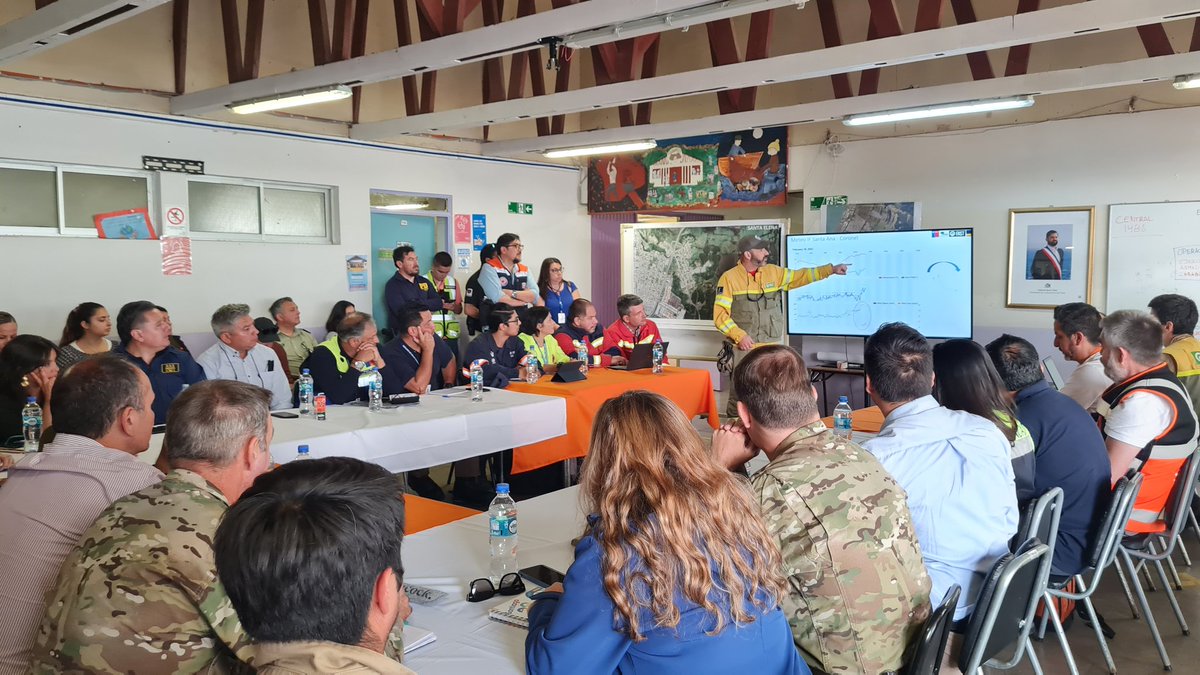 CONAFBiobio's tweet photo. 🔴 AHORA: Para evaluar la situación del incendio Santa Ana, que hoy afecta a #Coronel, se realizó nueva sesión del Cogrid.
En la instancia, nuestro equipo técnico de #Conaf y delegaciones extranjeras presentaron el trabajo que se está realizando para evitar el avance del fuego. https://t.co/6wGTblEoGi