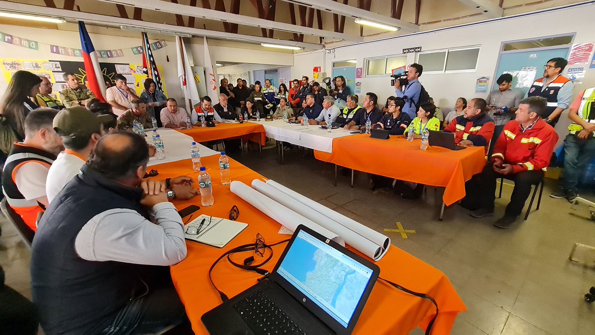CONAFBiobio's tweet photo. 🔴 AHORA: Para evaluar la situación del incendio Santa Ana, que hoy afecta a #Coronel, se realizó nueva sesión del Cogrid.
En la instancia, nuestro equipo técnico de #Conaf y delegaciones extranjeras presentaron el trabajo que se está realizando para evitar el avance del fuego. https://t.co/6wGTblEoGi