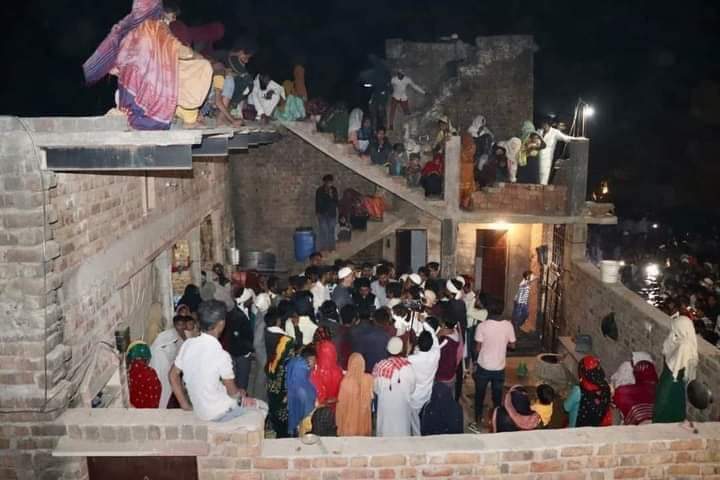 AfreenS50580994's tweet photo. जुनैद-नासिर के घर गए.....
आज मरहूम जुनैद के घर पहुँच कर हमने ताज़ियत पेश की और यक़ीन दिलाया कि इस नाज़ुक वक़्त में AIMIM मरहूमीन के अहले ख़ानदान के साथ खड़ी है।
#AsaduddinOwaisi ✍️ https://t.co/toUXgQP3S1
