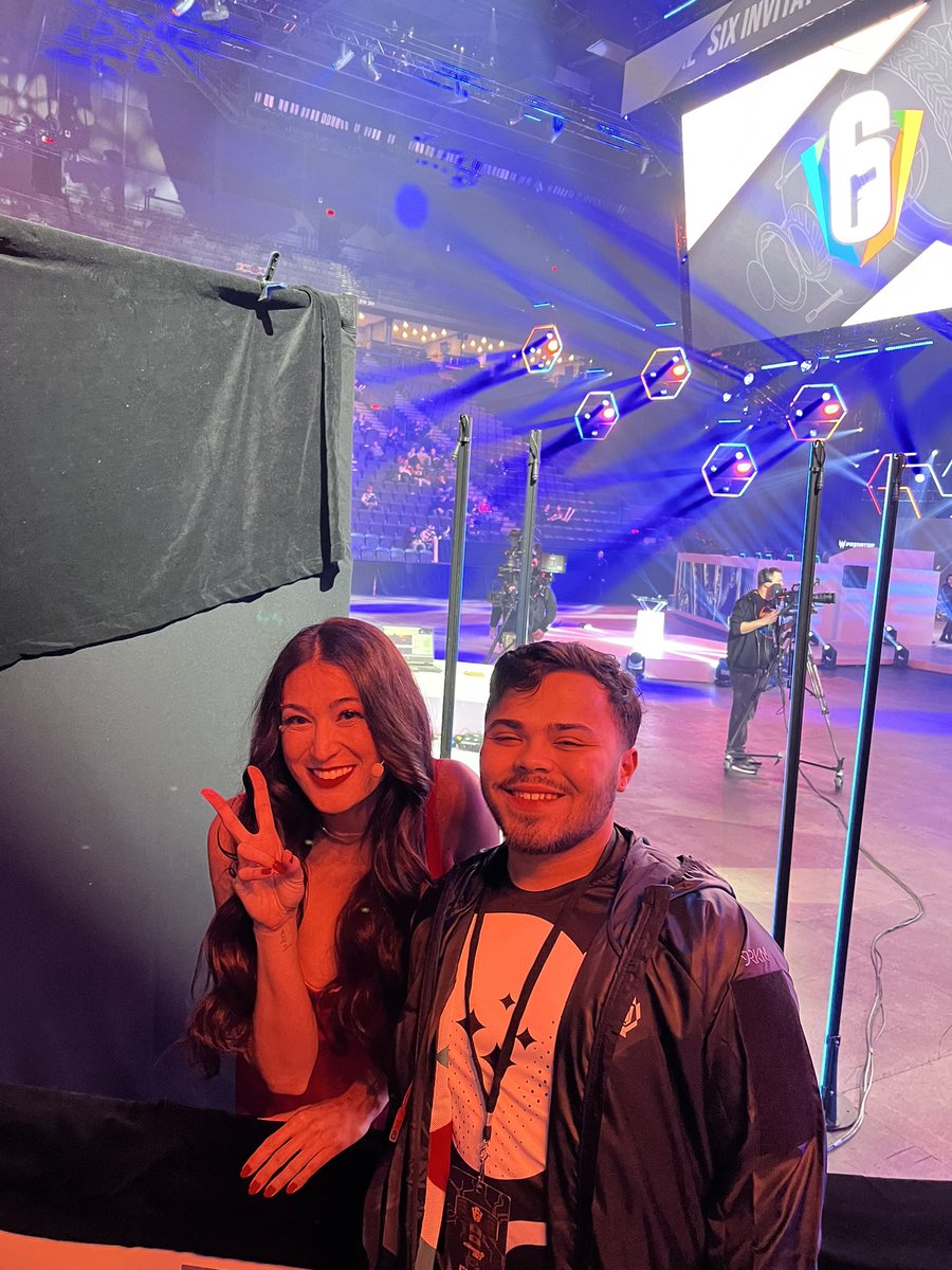 LastSecondGG's tweet photo. Earlier @Justrillo got a pic with the beautiful @JackiJing https://t.co/qapGNFSWWu