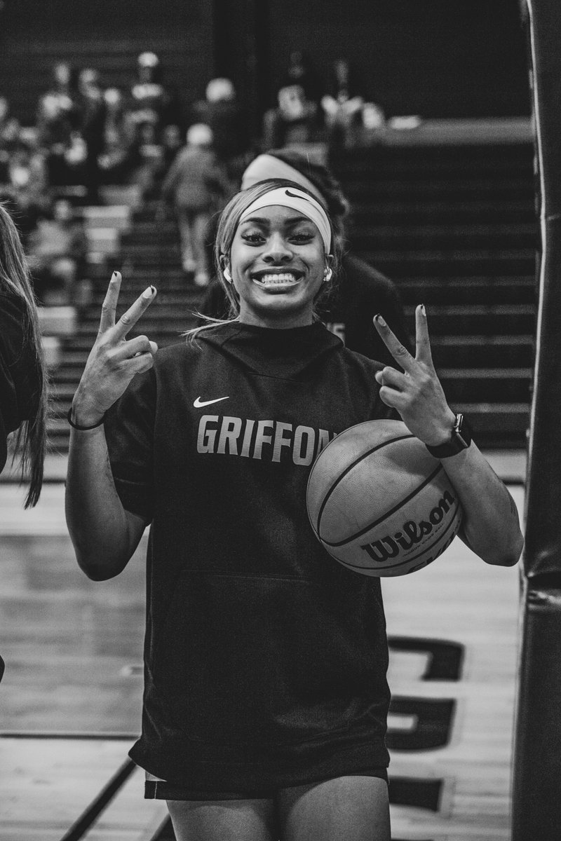 MWSUGriffons's tweet photo. One goal today: beat that team in green.

@GriffonWBB | #GriffUp🦅🦁

📸 — @ArianneBoma https://t.co/6Vi2DEDBGy