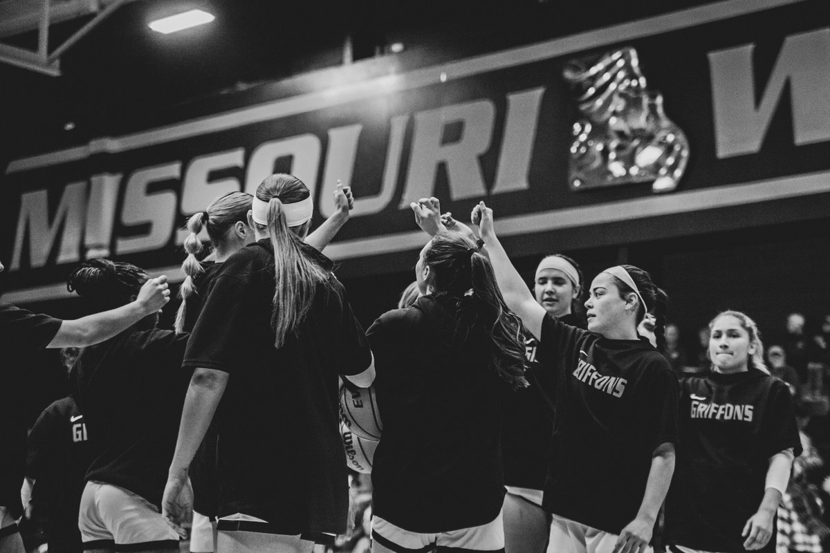 MWSUGriffons's tweet photo. One goal today: beat that team in green.

@GriffonWBB | #GriffUp🦅🦁

📸 — @ArianneBoma https://t.co/6Vi2DEDBGy