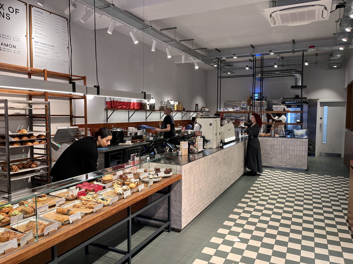 AlanFromLondon's tweet image. I was impressed with the interior at #GAILsBakery. It was spacious, clean and inviting. And the spot lighting was high up enough that it wasn't glary. 💡😊
