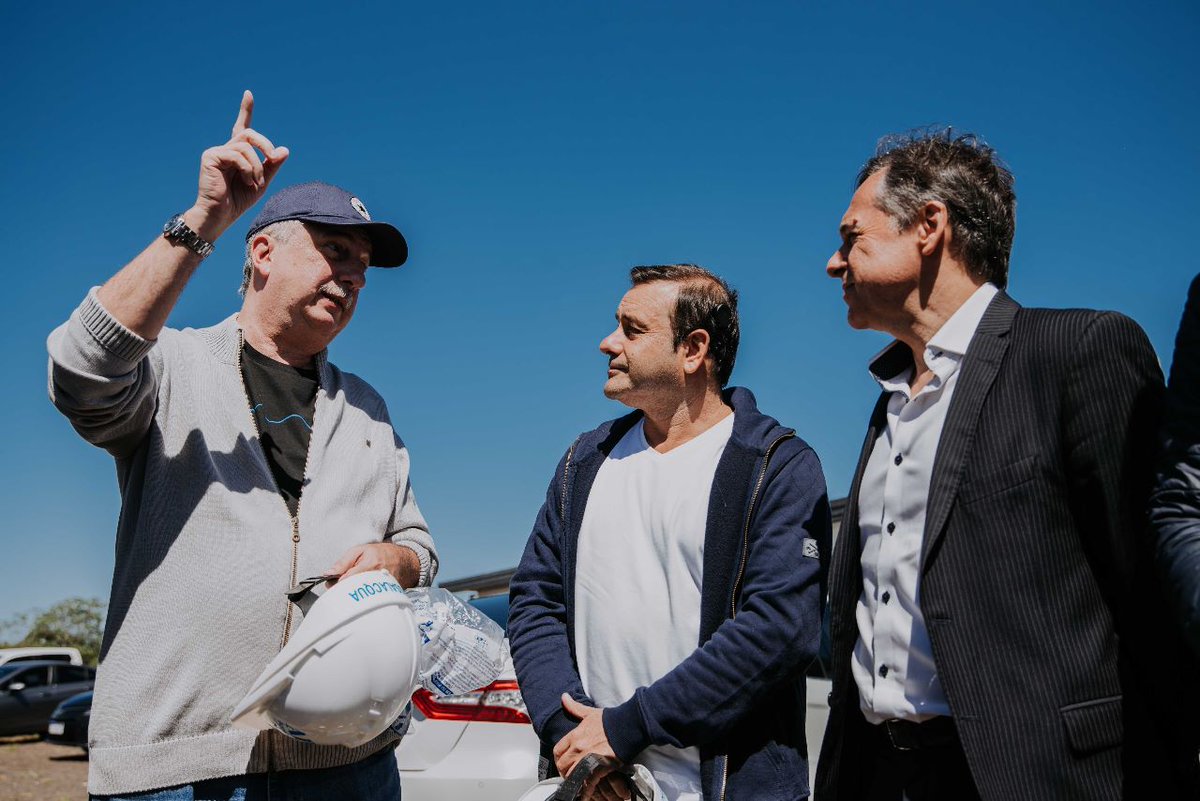 gobmisiones's tweet photo. Partió el primer convoy de barcazas del #PuertodePosadas, que vuelve a estar operativo tras 45 años sin actividad comercial. El gobernador @herrerayflia y el ministro de Transporte, @DiegoGiuliano, asistieron a la partida de esta nueva alternativa para la industria en la región. https://t.co/WemTUYMa2A