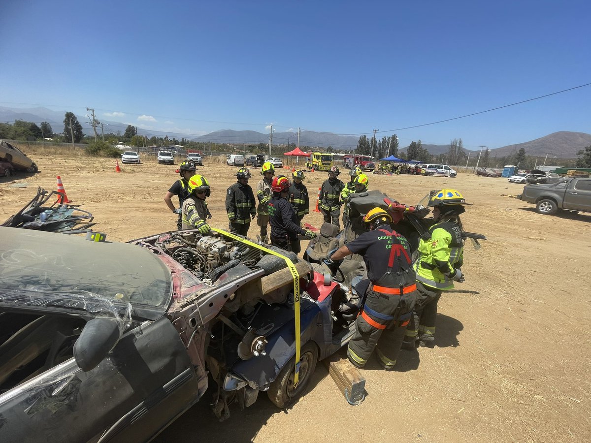 Novenacbc's tweet photo. Operadores de rescate de nuestra compañía se encuentran en workshop de rescate vehicular, en conjunto de @NovenaCBV @novena9cbms @BombaTobalaba @BombaLaFlorida @16ta_Valpo @SegundaLimache https://t.co/qqG3jw679J