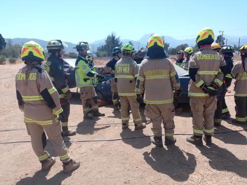 Novenacbc's tweet photo. Operadores de rescate de nuestra compañía se encuentran en workshop de rescate vehicular, en conjunto de @NovenaCBV @novena9cbms @BombaTobalaba @BombaLaFlorida @16ta_Valpo @SegundaLimache https://t.co/qqG3jw679J