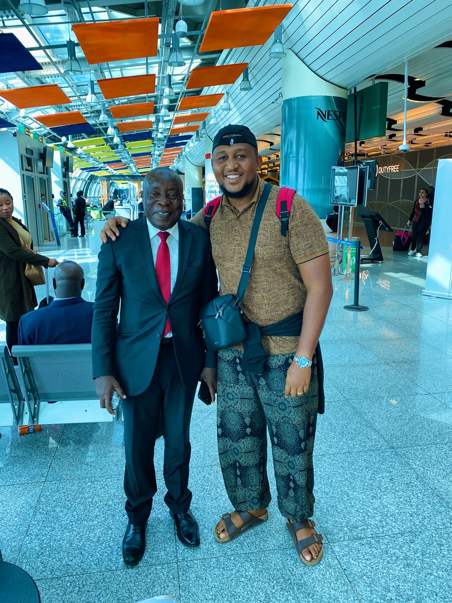 KingsleyyZ's tweet image. Rencontre transcendantale au hasard dans un pittoresque tabernacle. Fin du tweet !