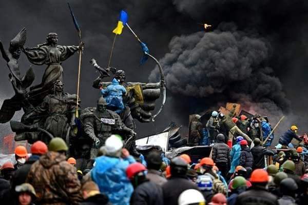 This led to clashes between the riot police armed with fire arms and using armored vehicles and water cannons and the protesters besieged at the #Maidan in #Kyiv. Over 100 protesters known as '#HeavenlyHundred' were killed in clashes and sniper fire between February 18-20.
