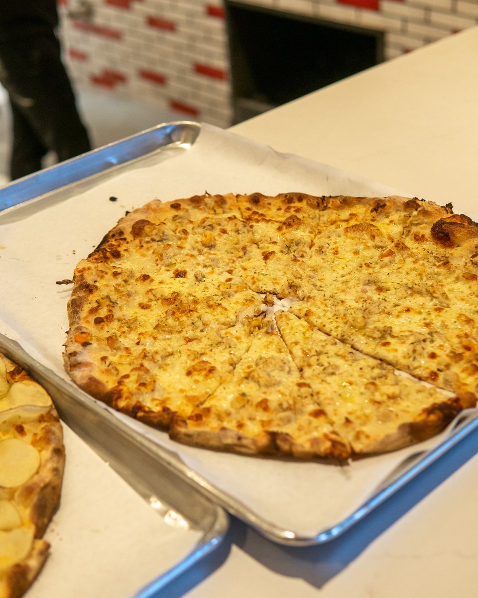 sallysapizza's tweet photo. New Haven Original Clam Pie 🔥 

#clampizza #pizza #sallysapizza #ctrestaurant #newhaven #newhavenct #newhavenpizza https://t.co/SLAT7lnoJ2