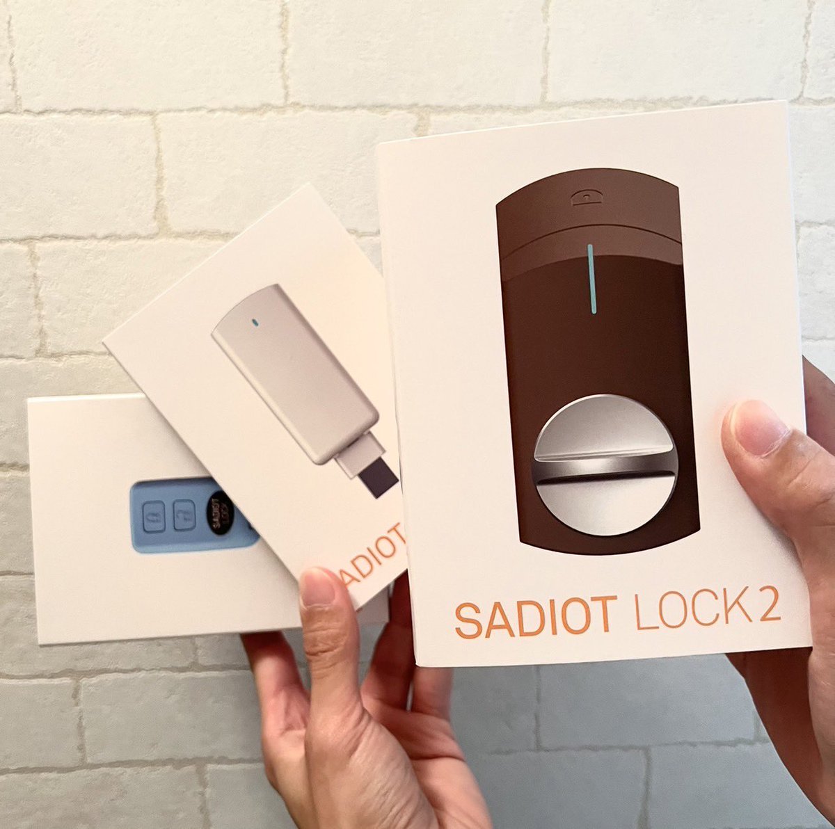 GadgetjetYT's tweet photo. スマホが鍵になっちゃう超便利な近未来アイテム｢SADIOT LOCK2｣を導入しました‼️

オートロック機能も付いてるしハンズフリーで鍵を開けられる、かなり便利なアイテムなので気になる方はこちらからチェックしてみてね🙌

https://t.co/cJiLXNeYJ6 https://t.co/VqRlnP1KU4