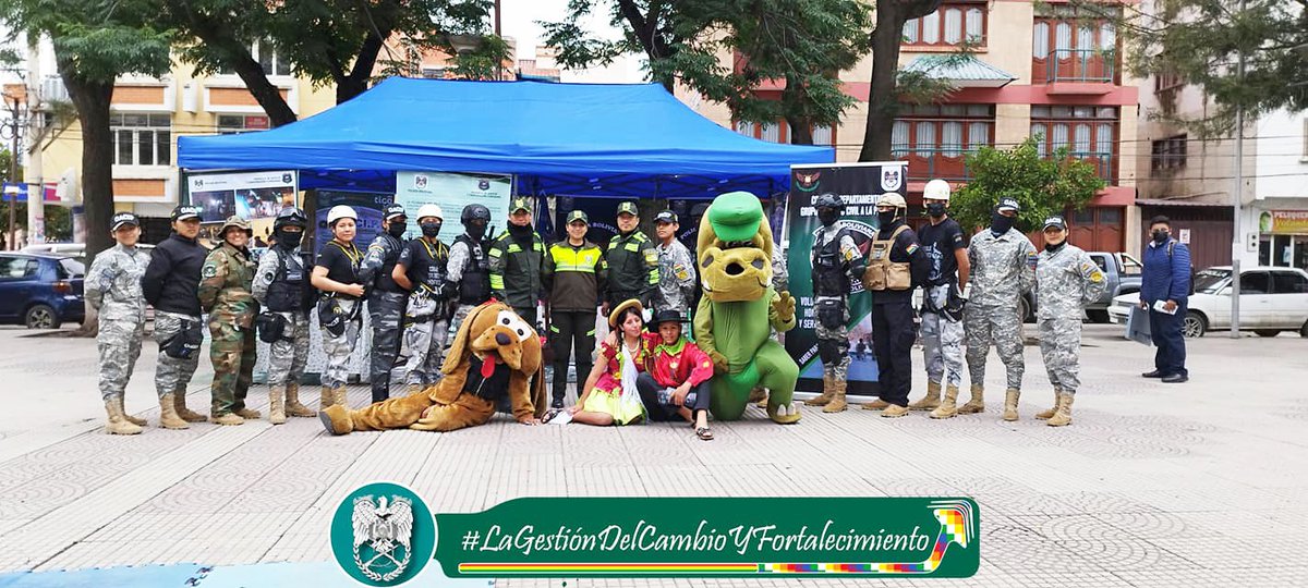 Pol_Boliviana's tweet photo. En #Tarija, nuestros voluntarios y policías del Grupo de Apoyo Civil a la Policía, realizaron una feria en el parque Bolívar, donde invitaron a nuestra población a formar parte del grupo #GACIP.
No puede haber mayor regalo, que el de ayudar a los demás sin esperar nada a cambio. https://t.co/poGmUA7iC1