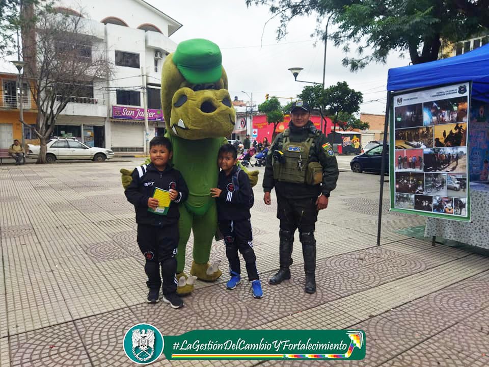 Pol_Boliviana's tweet photo. En #Tarija, nuestros voluntarios y policías del Grupo de Apoyo Civil a la Policía, realizaron una feria en el parque Bolívar, donde invitaron a nuestra población a formar parte del grupo #GACIP.
No puede haber mayor regalo, que el de ayudar a los demás sin esperar nada a cambio. https://t.co/poGmUA7iC1