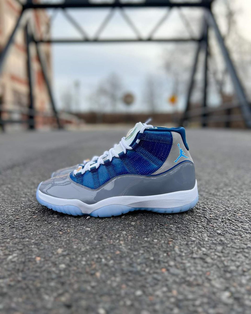djrioblackwood's tweet photo. Cool Grey 11 meets Flint 13 🤫
.
#coolgrey11s #jordancustom #flint13s #customshoes #sneakercustomizer #femalesneakerartist #sneakerhead #coolkicks #kicksonfire #bleacherreport #kotd #sneakernews #overtime https://t.co/X8jKpJTt5V
