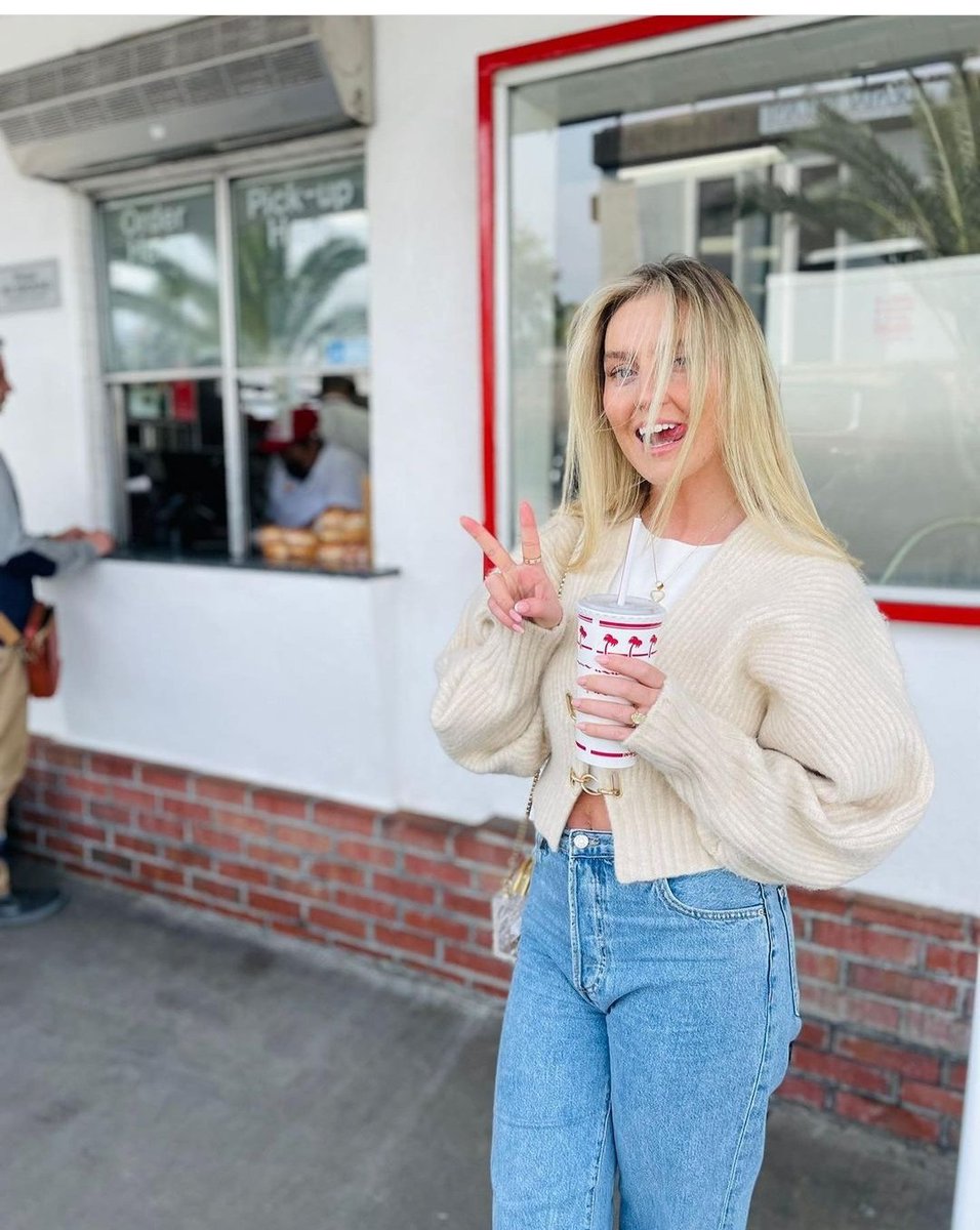 ArgPerrie's tweet photo. Perrie via Instagram en Los Angeles! https://t.co/ZmMEIiFhCQ