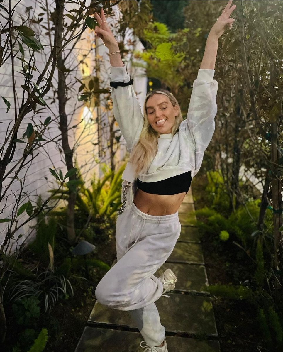 ArgPerrie's tweet photo. Perrie via Instagram en Los Angeles! https://t.co/ZmMEIiFhCQ