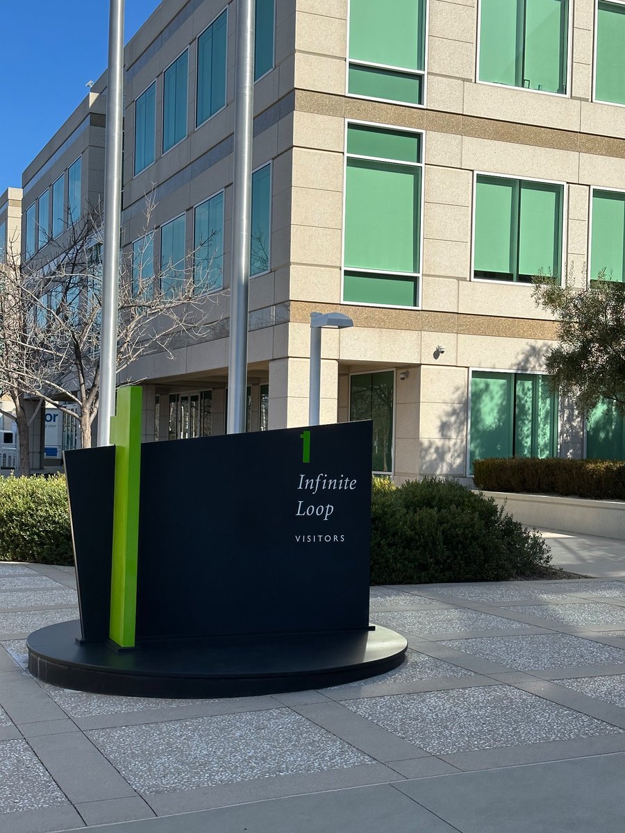 Pozdravy z Cupertina. <a href="/Appliste/">Appliště</a> <a href="/AdamBlackbird/">Adam Kos</a> <a href="/petrskuta/">Petr Škuta</a> <a href="/tomik89/">Tomáš Svoboda</a>