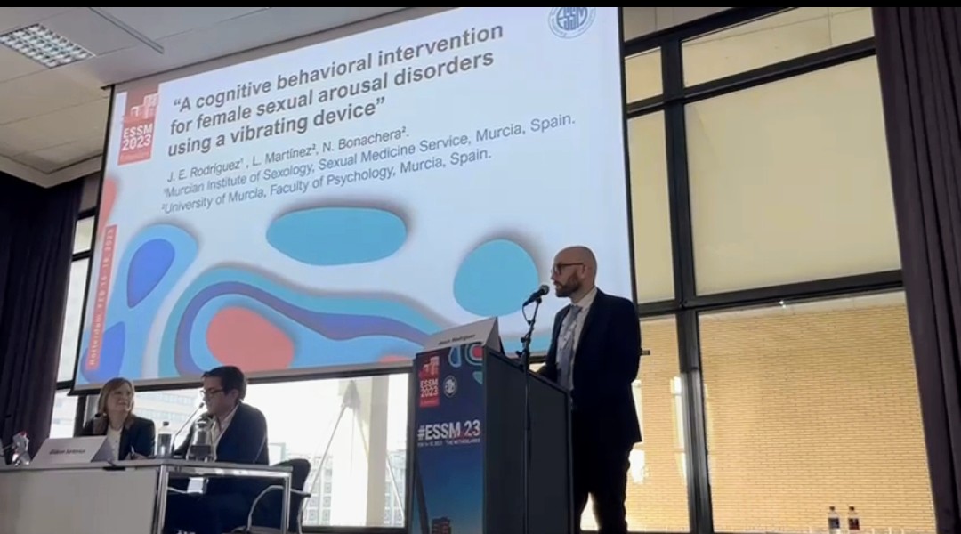 ISMsexologia's tweet photo. #ESSM23 Dr. @JRsexologo presentación nuevo protocolo de tratamiento con dispositivo @mysteryvibe @MV_Health para trastorno excitación sexual femenina. https://t.co/gJhkGunM5z