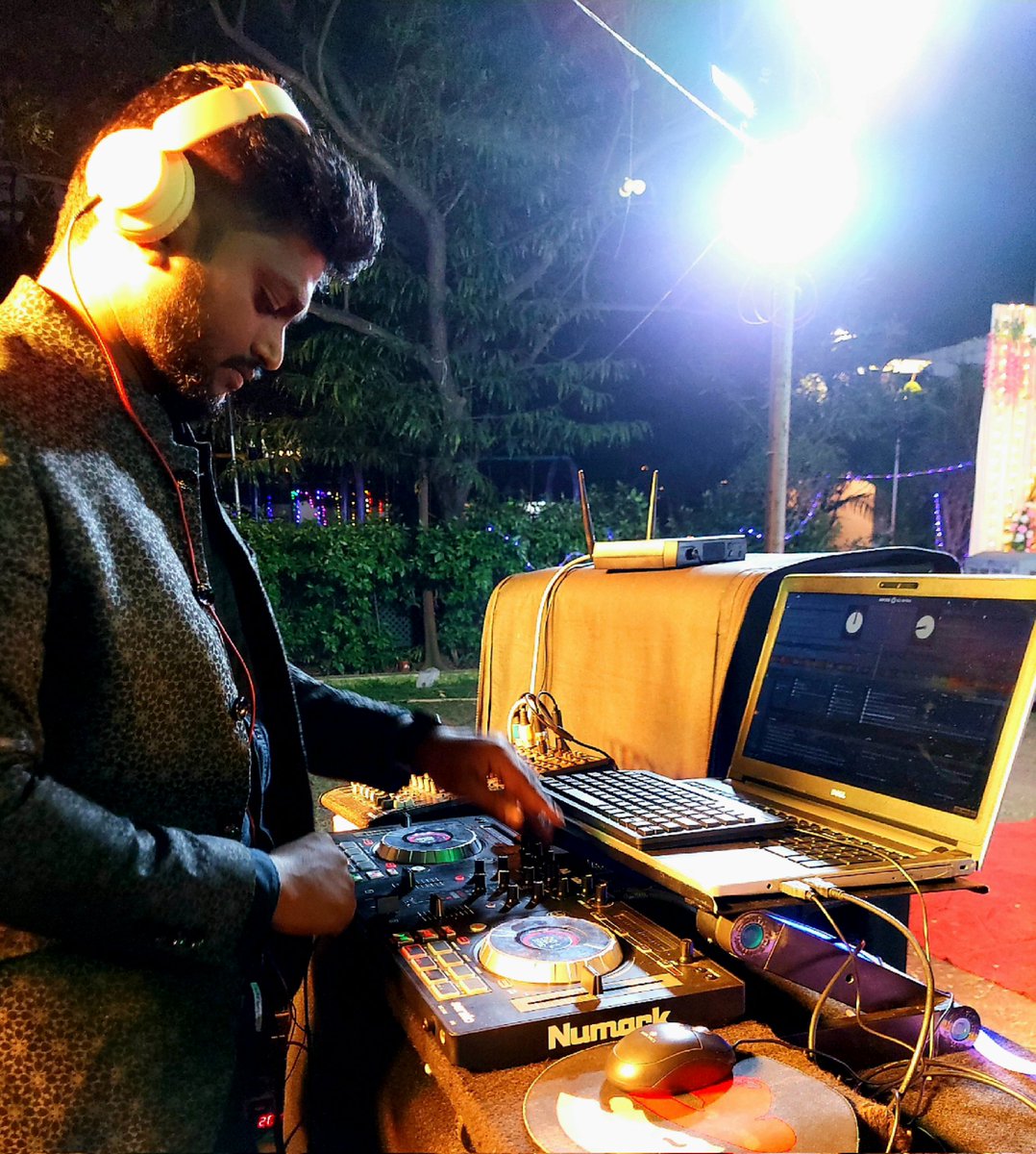 SanthoshSubhash's tweet photo. #vjsubash #dj #bollywood #kollywoodcinema #tamildj #discjockey #weddingdj https://t.co/UFEsFljRc9
