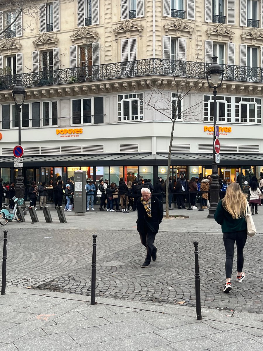 JamieAylward5's tweet photo. The first Popeyes in Paris (and France) opened a few weeks ago, Boulevard de Denain across from Gare du Nord, and I haven’t been yet bc the line is always out the door when I pass by. https://t.co/FF4jOKH87p