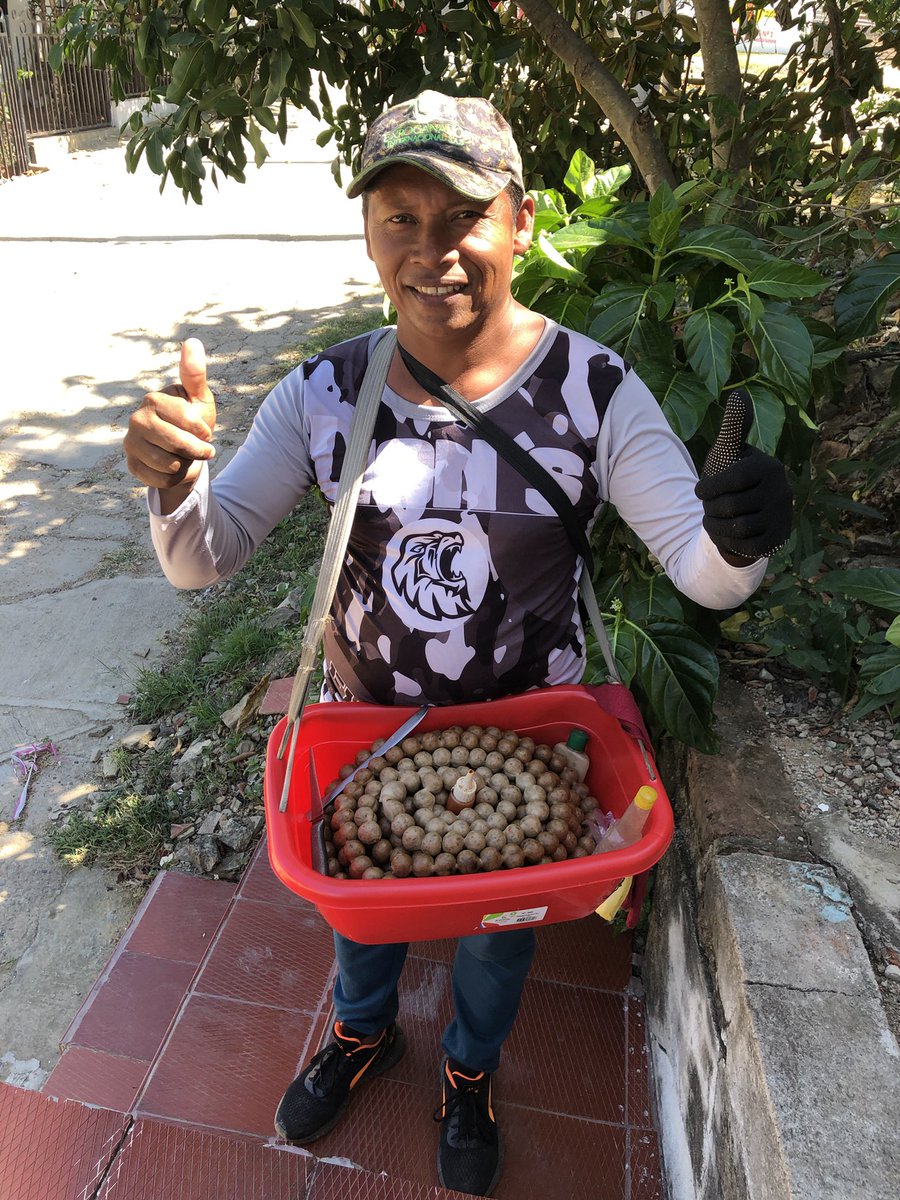 Patriciapuertad's tweet photo. El Negro de Cariño sale a las 2 De la Tarde con una sonrisa Espectacular y una bandeja de #Butifarras con el cuchillo suena la Bandeja para anunciar 📣 Que lleva las mejores bolitas rellenas de carne del Pueblo 🤤 Un Trabajador sin límites en #LaRutaDelSabor https://t.co/MrjG6vJYSB