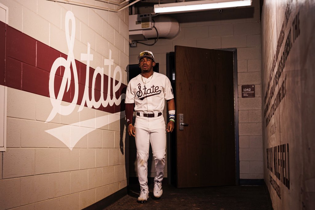 HailStateStool's tweet photo. WE MAY NEVER LOSE A GAME IN THESE UNIFORMS https://t.co/gvQ56BcJ05