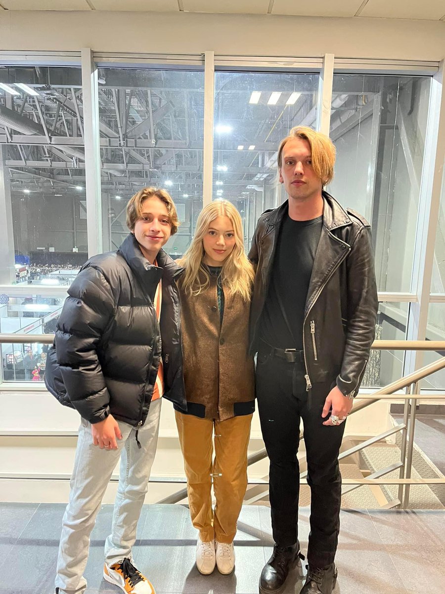 WitchBowerCl's tweet photo. 🇲🇽 SPECIAL "JAMIE IN MEXICO" 🖤

Jamie, Raphael y Grace en el aeropuerto de Monterrey el día de ayer 🕷️

#JamieCampbellBower #HorrorFestMty https://t.co/ZKyqBDjqR9