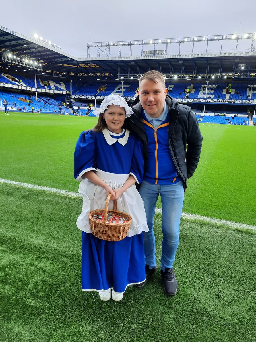 mark_kearnsefc's tweet photo. Thanks to @irishtoffees78 and @Everton for making a very happy daughter and proud father.Great day and a great win!!! #toffeelady #UTFT https://t.co/Tdk538DaLG