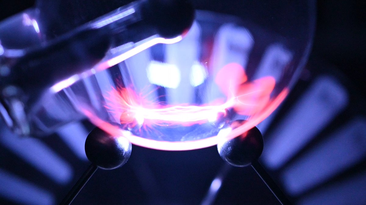 electro4us's tweet photo. Lichtenberg figures in a new format - done.
Thanks to @wikimedia_ua for attention.

#electro4us #sciencephotography #lichtenbergfigure #wimshurstmachine #hv #electricity #electrostatic https://t.co/k6ai3jrR1B