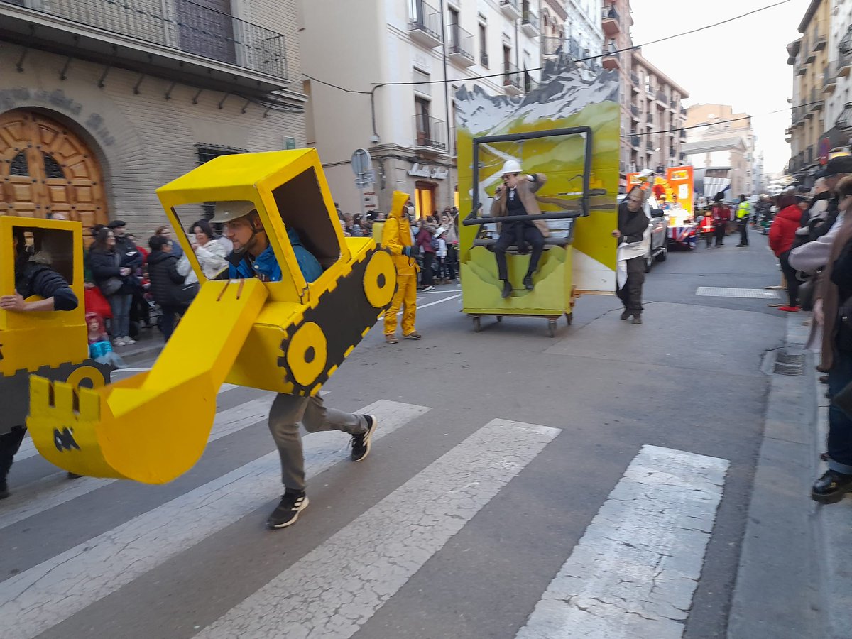 Hoy en el Carnaval de Huesca nuestros compas han reclamado: #SalvemosCanalRoya
#NoALaUnionEstaciones
#AnayetParqueNatural
#SalvemosCastanesa