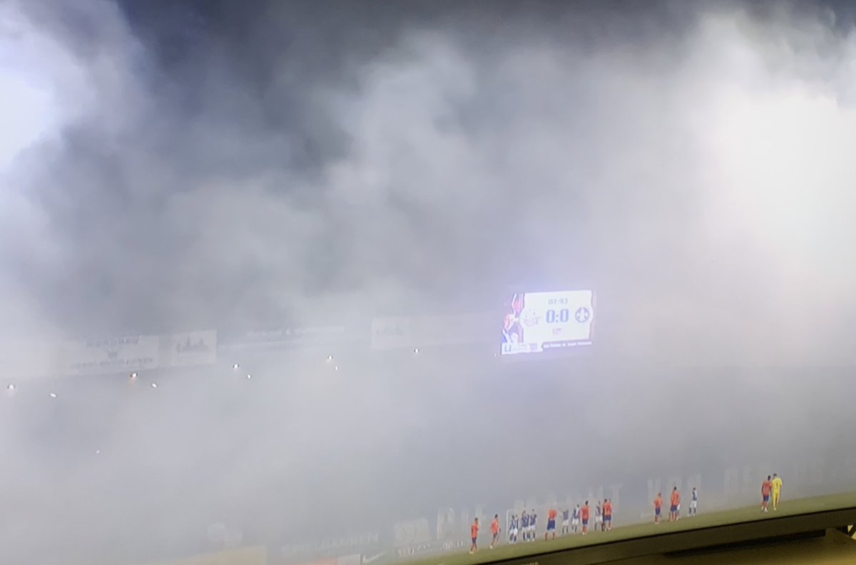 matt_4d's tweet image. FC Hansa Rostock enjoying themselves in the opening stages against SV Darmstadt … I think. Play interrupted for a good five minutes.

#fchsvd #2BL 🌫️ 💨