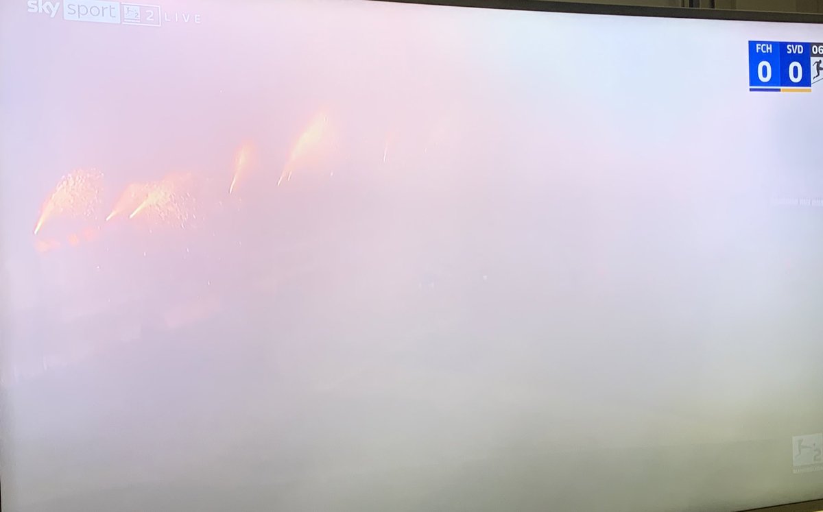 matt_4d's tweet image. FC Hansa Rostock enjoying themselves in the opening stages against SV Darmstadt … I think. Play interrupted for a good five minutes.

#fchsvd #2BL 🌫️ 💨