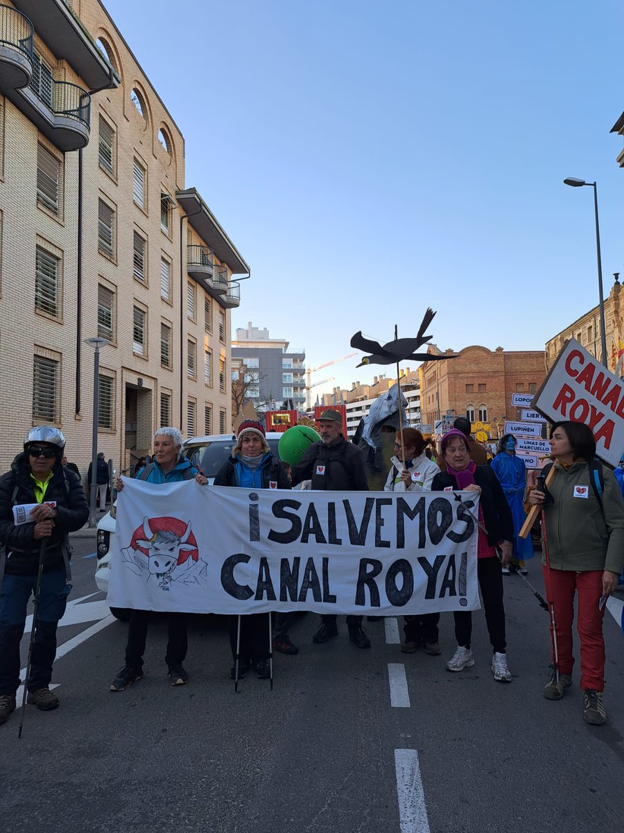 PDMAAragon's tweet photo. Hoy en el Carnaval de Huesca nuestros compas han reclamado: #SalvemosCanalRoya
#NoALaUnionEstaciones
#AnayetParqueNatural
#SalvemosCastanesa https://t.co/hmhavWdGyI