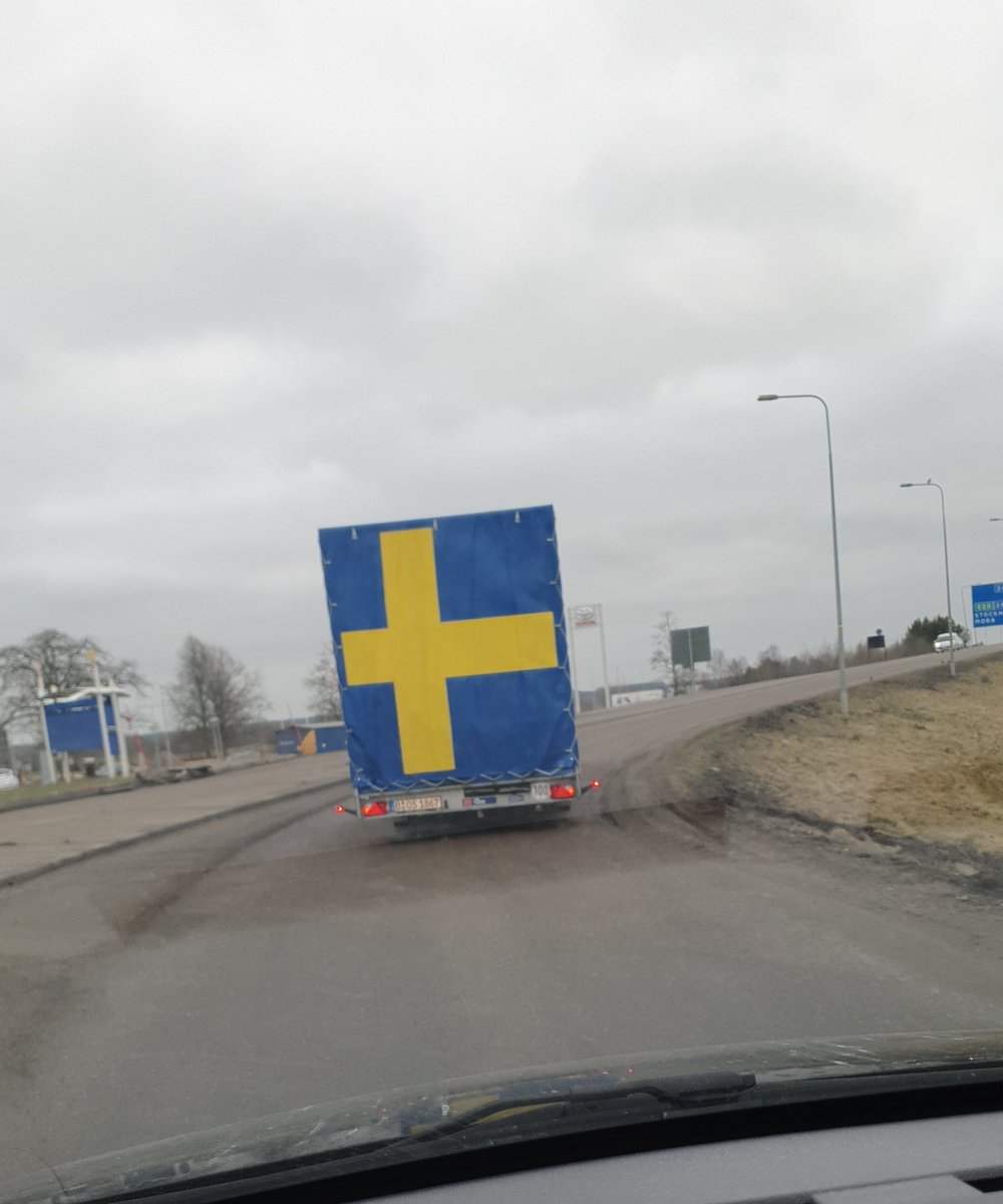 Cany72's tweet photo. Very confusing with a Swedish flag on a German trailer. 🤣 #flag #Swedishflag #germantrailer #confused https://t.co/tAFQL9B6NB
