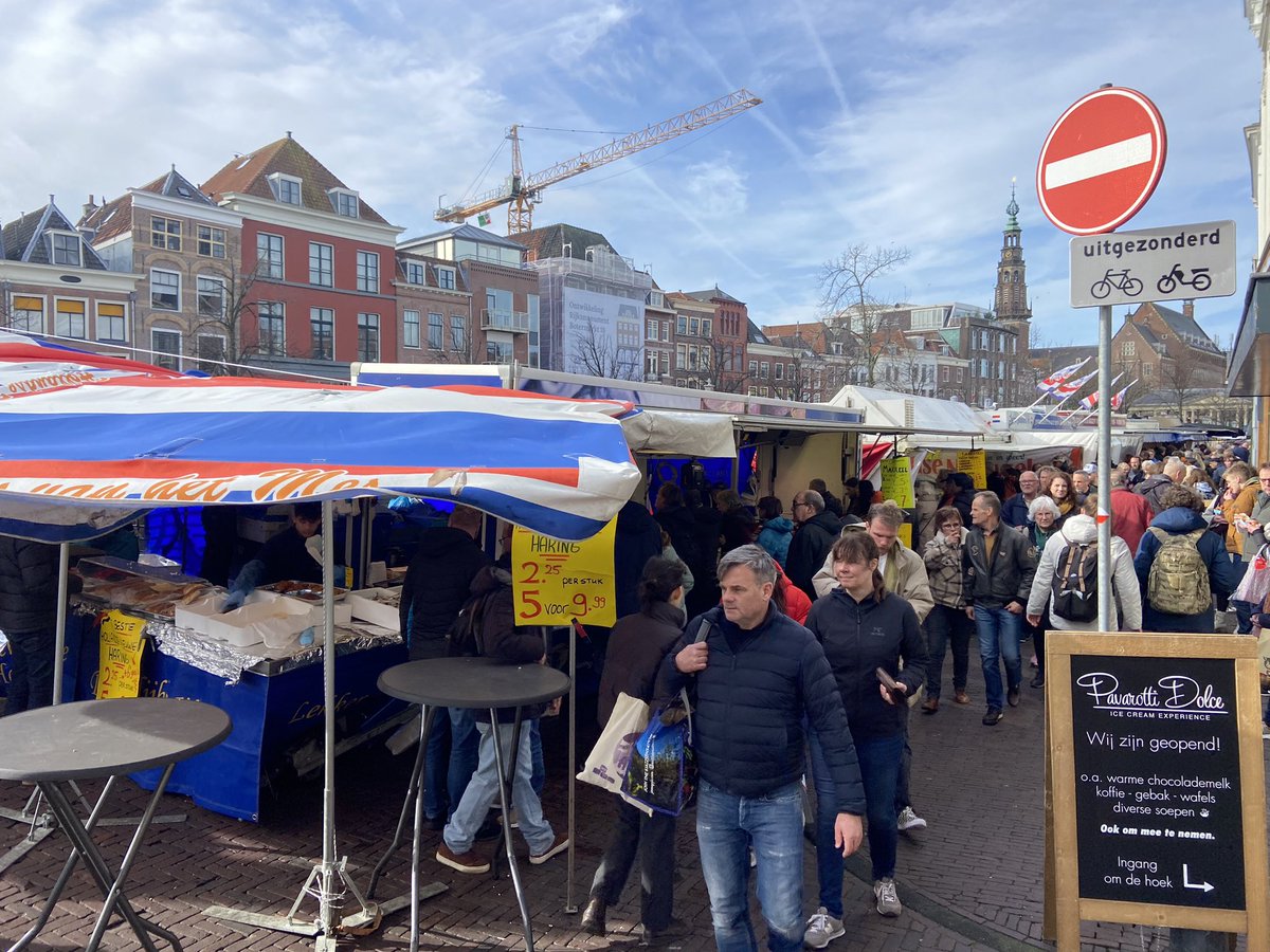 AlbertVCU's tweet photo. 6 Viskramen op een rij met 4 rijen mensen in Leiden #VerseVis #Leiden #Visserij https://t.co/7HhM9gZI2R