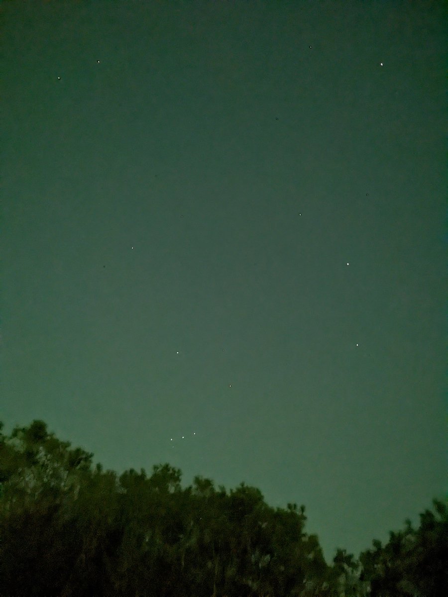 Vitellozzo's tweet photo. #hitstars cielo buio, vi regalo una panoramica di Orione e intorni e basta https://t.co/JCvijQiM3r
